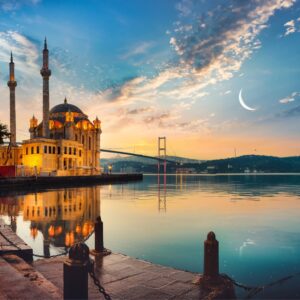 Poster de la mosquée Ortaköy et du pont du Bosphore à Istanbul au lever du jour, croissant de lune dans le ciel