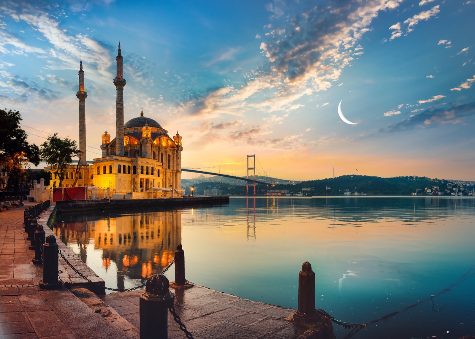 Poster de la mosquée Ortaköy et du pont du Bosphore à Istanbul au lever du jour, croissant de lune dans le ciel