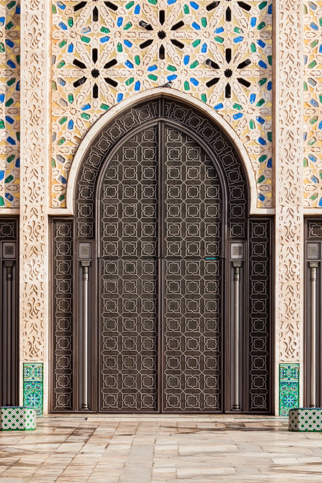 Poster de la porte monumentale de la mosquée Hassan II à Casablanca, bronze ciselé et zellige marocain