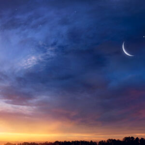 Fin croissant de lune dans un ciel de coucher de soleil