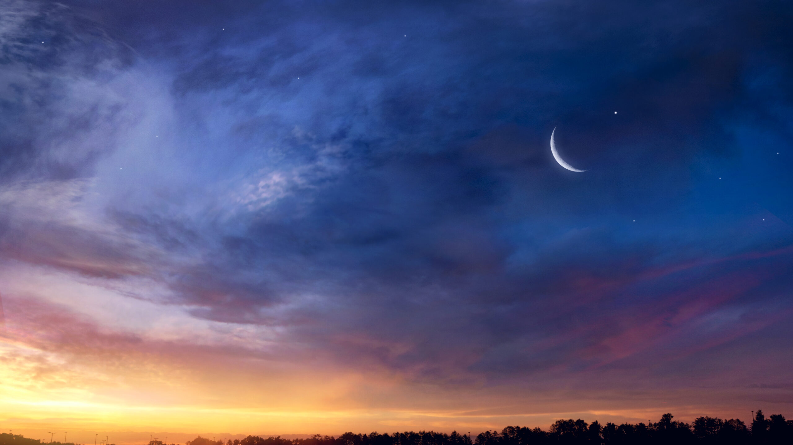 Fin croissant de lune dans un ciel de coucher de soleil