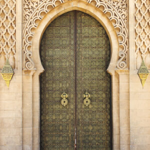 Porte orientale sculptée à Rabat, capitale du Maroc