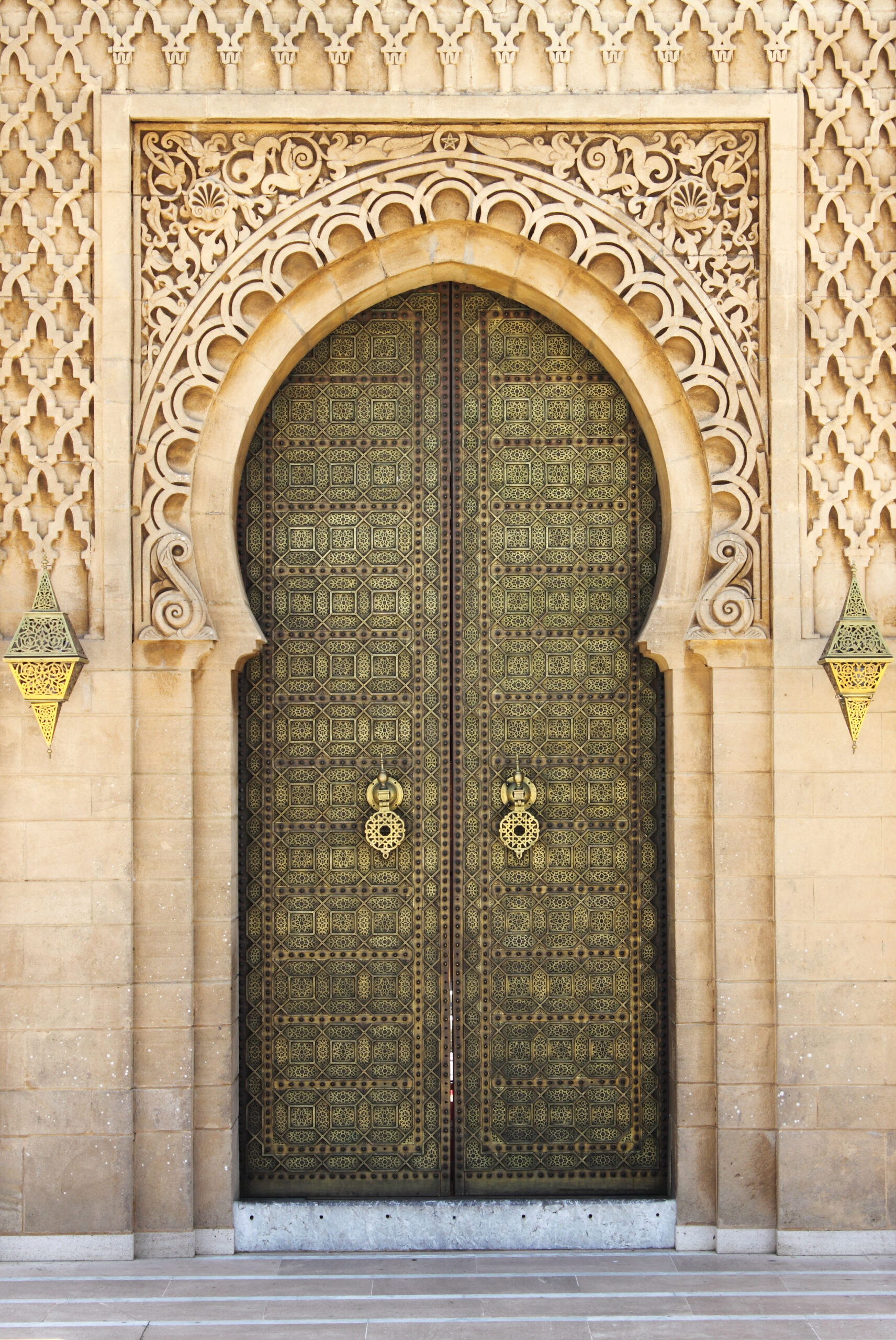 Porte orientale sculptée à Rabat, capitale du Maroc
