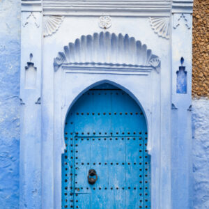Porte en bois bleu avec un chat à Chefchaouen, la ville bleue du Maroc