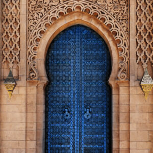 Porte bleue aux motifs orientaux sculptés, Maroc