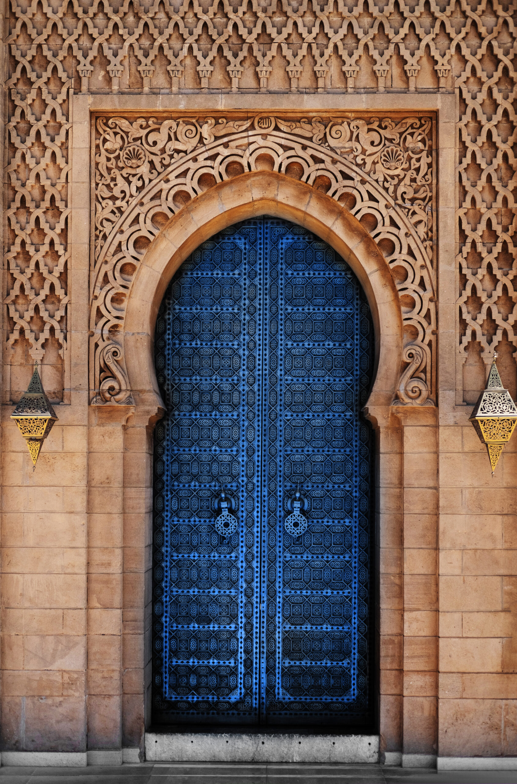 Porte bleue aux motifs orientaux sculptés, Maroc