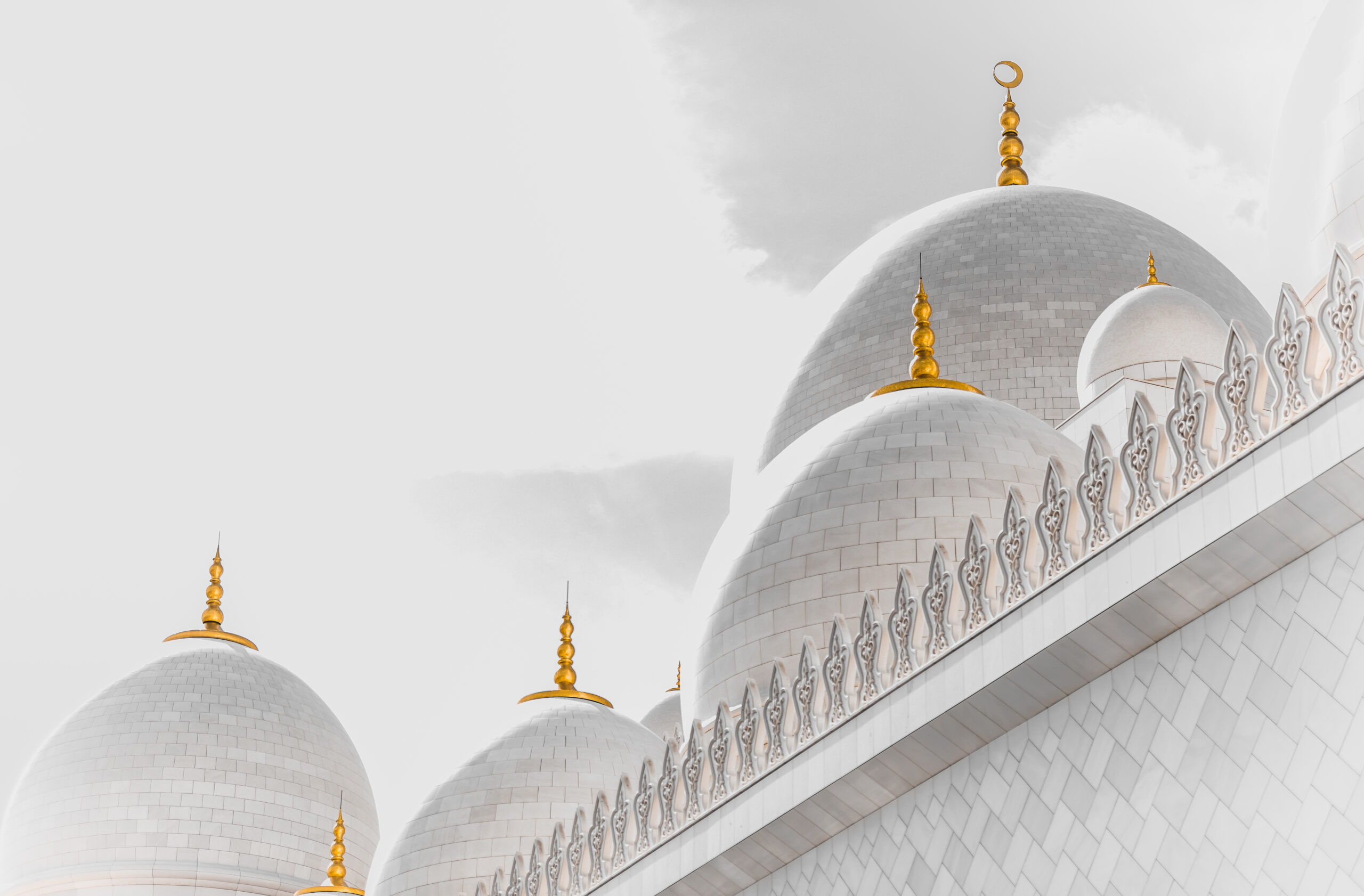 Dôme blanc et doré de la Grande Mosquée Cheikh Zayed à Abu Dhabi