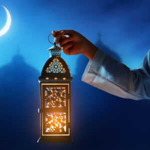 Main tenant une lanterne arabe pendant le Ramadan