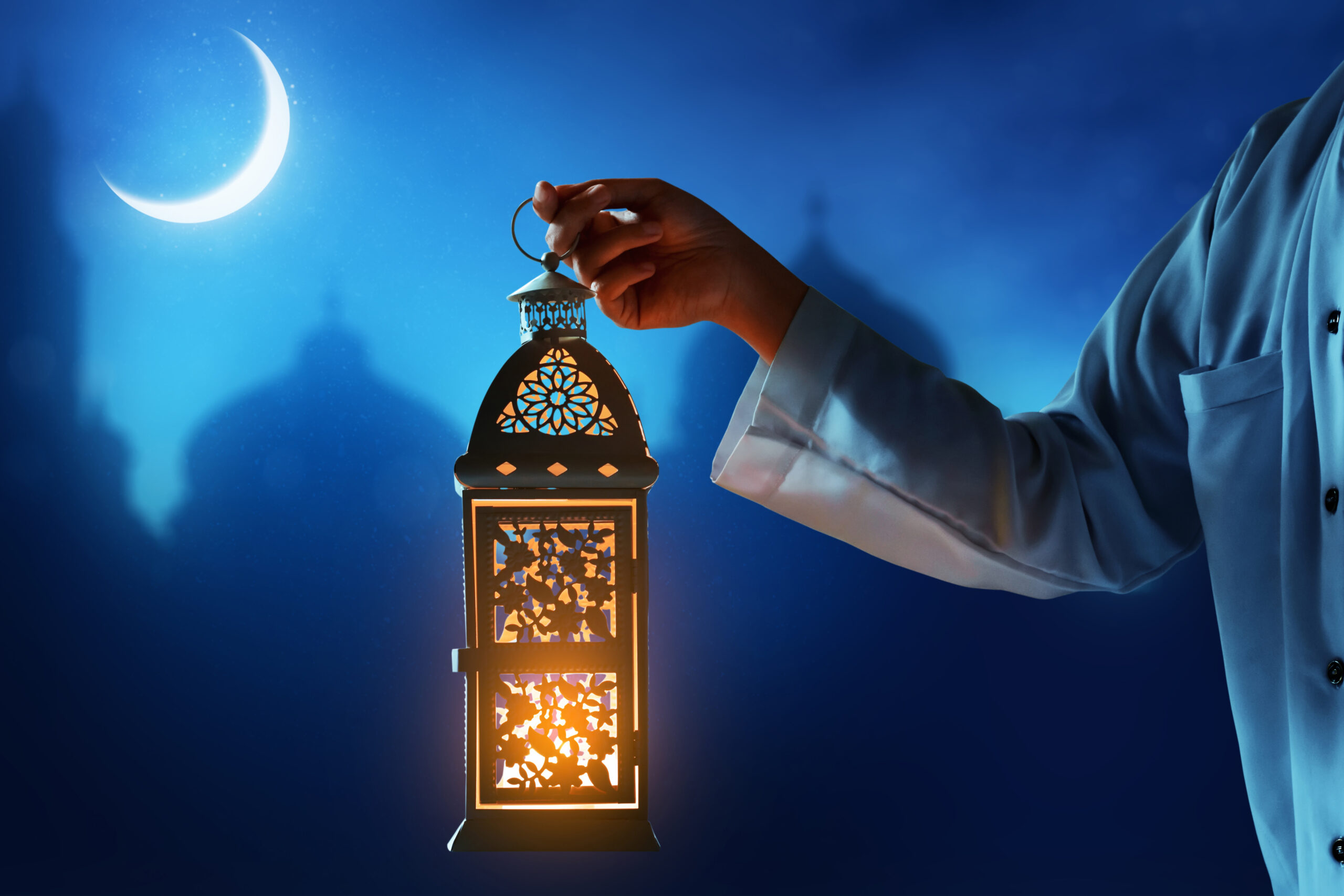 Main tenant une lanterne arabe pendant le Ramadan