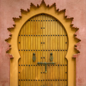 Porte en bois sculpté de style oriental sur fond neutre