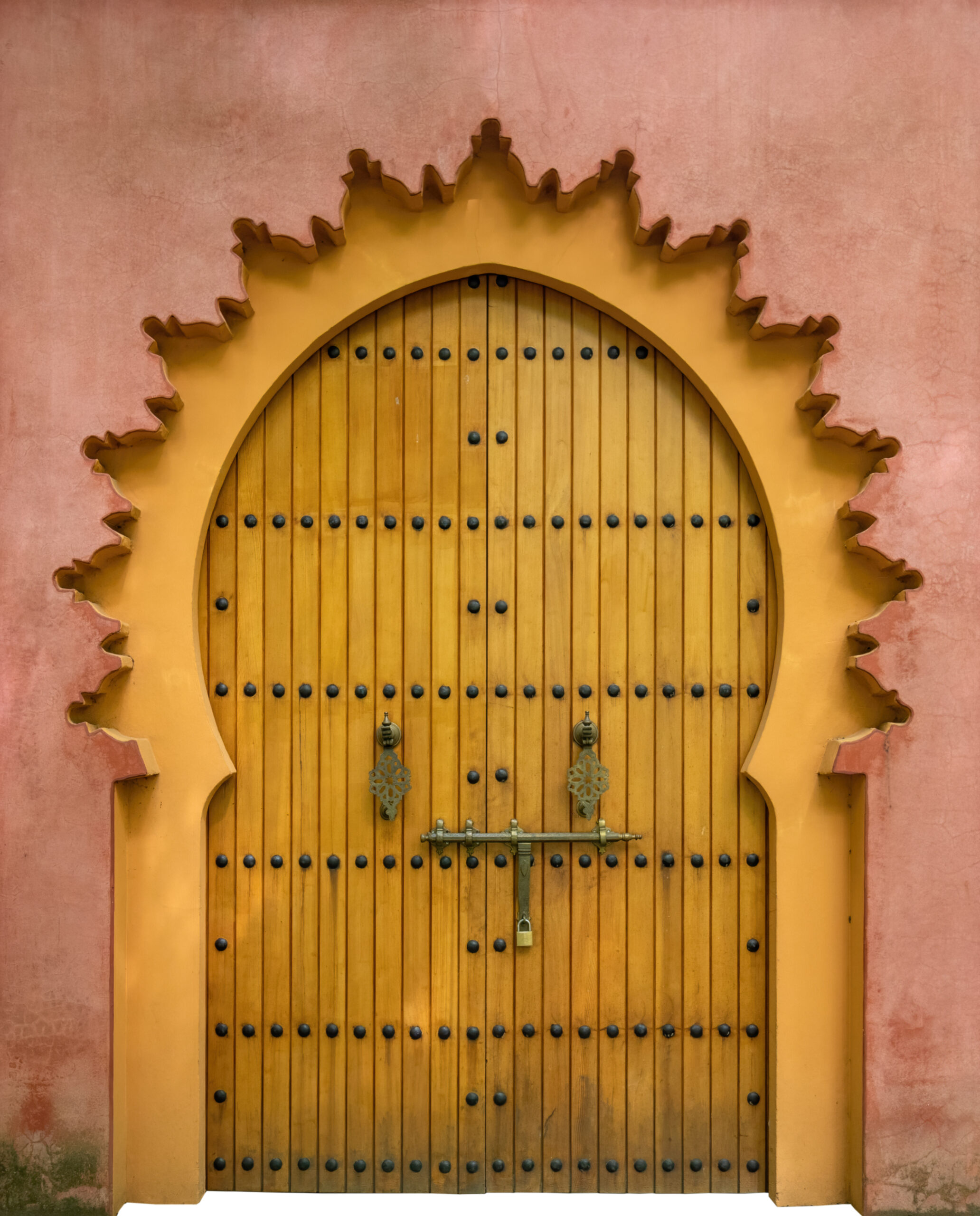 Porte en bois sculpté de style oriental sur fond neutre