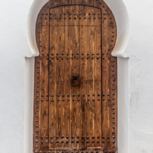 Porte blanche et bleue typique de la médina d'Asilah au Maroc